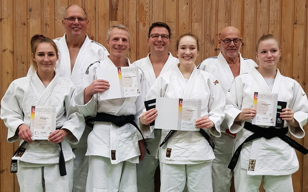 Dan-Prüfung: neue Dan-Träger in Einfeld